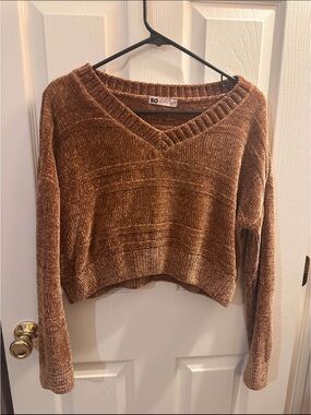 SO Cropped Chenille V-Neck Sweater in Rust Brown